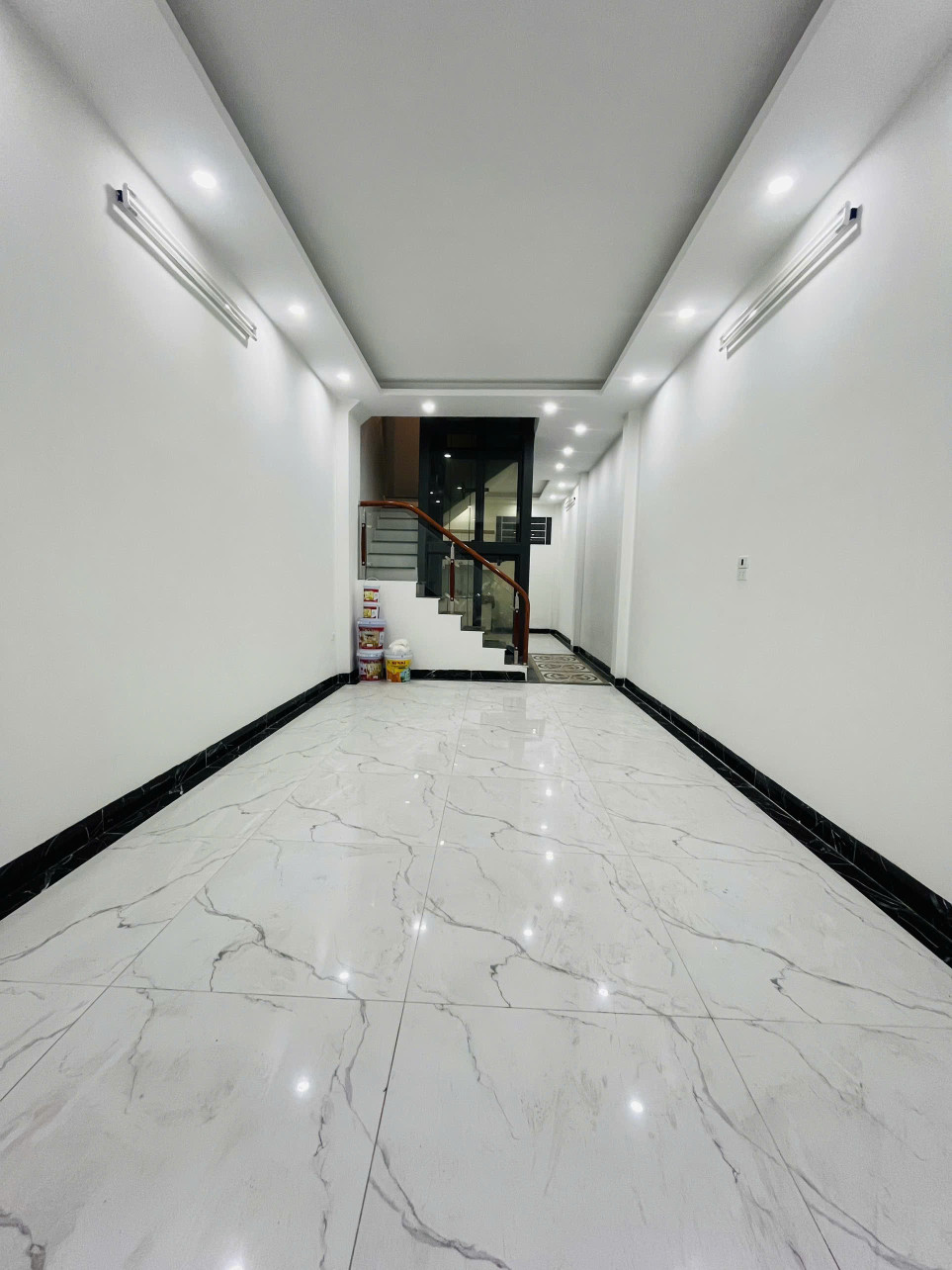 Cho thuê nhà có thang máy Phố Nguyễn Lân, 40m2, 5 tầng, 8 ngủ, 16 Triệu làm VP, Trung tâm