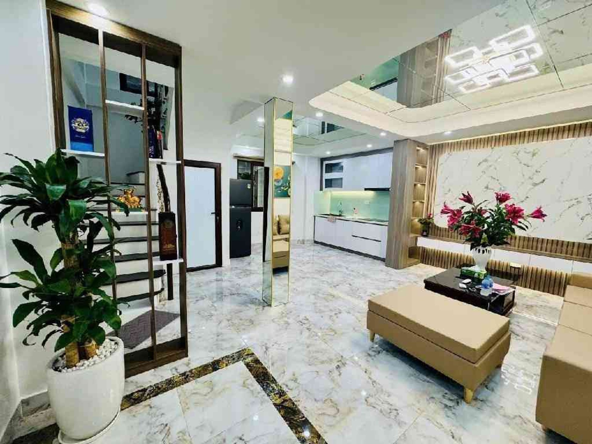TUYỆT PHẨM NHÀ ĐẸP TRẦN KHÁT CHÂN - MẶT TIỀN RỘNG - 4 NGỦ THOÁNG SÁNG - 2 GIẾNG TRỜI Ở CỰC SƯỚNG - SÁT Ô TÔ