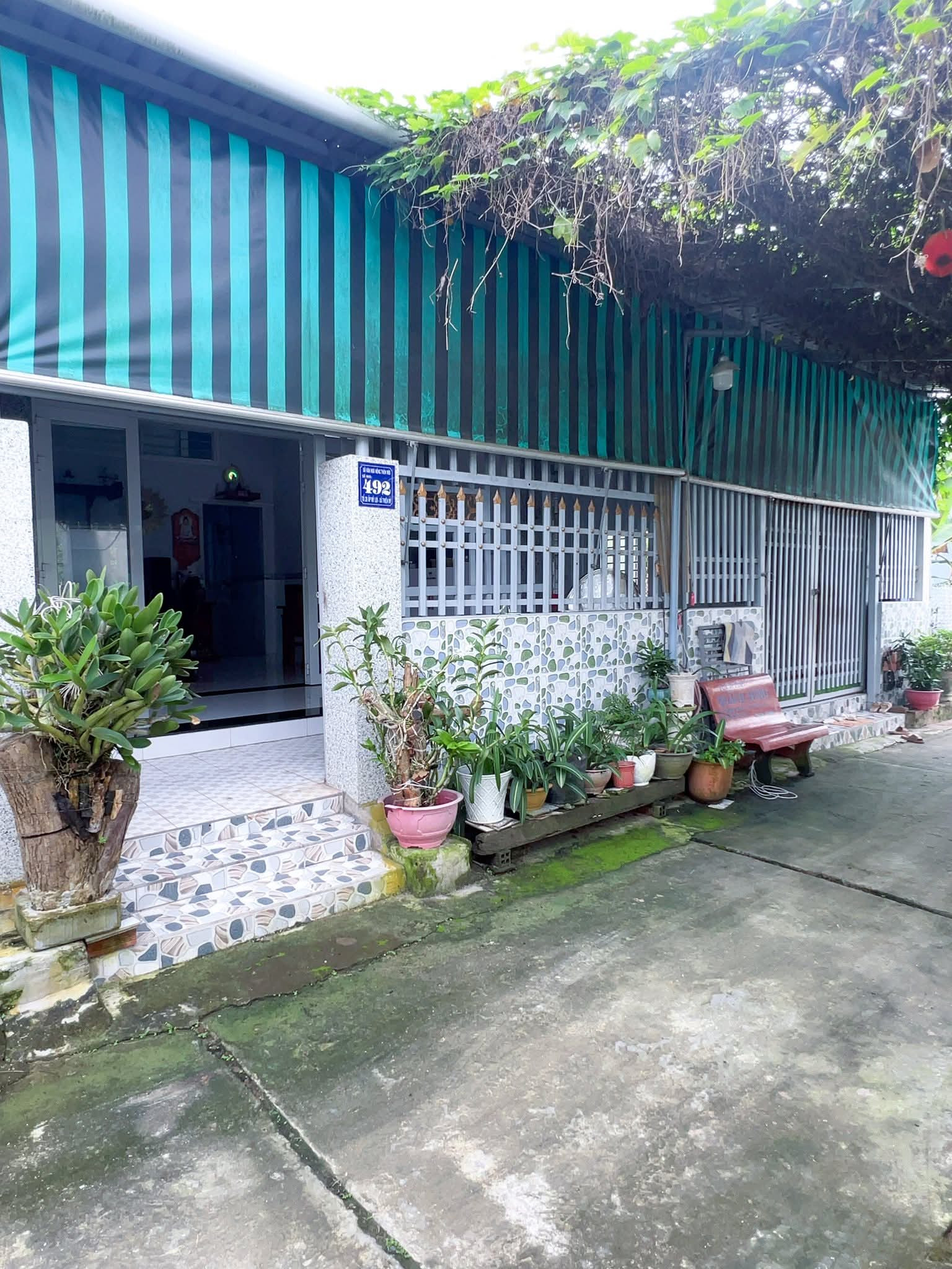 💥💥 Do đổi chổ ở, mình cần bán 2 căn nhà liền kề toạ lạc khu Dân cư Chú Thạch, thị trấn Trà Ôn (nay là xã Trà Ôn). 
👉 DT: 10x18, full thổ. Gồm 3 phòng ngủ, 2 phòng khách, 3WC. Sổ hồng riêng từng nền. 
👉 Vị trí thuận lợi, cách trung tâm chợ Trà Ôn 500m, h