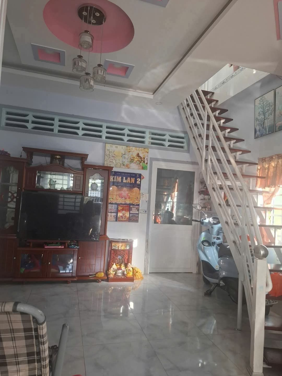 Do đổi chổ ở, Mình cần ra căn nhà tâm huyết: 1 trệt, 1 lầu mới 90% ( xây dựng năm 2023), 03 phòng ngủ, 2wc chung, sân đậu được oto, 1 bếp, lộ đal 3m, khu dân cư Mỹ Lợi. Vị trí sáng nhất khu vực- hướng tốt ( Đông Nam). Cách chợ, trường học...500m.
Sổ hồng
