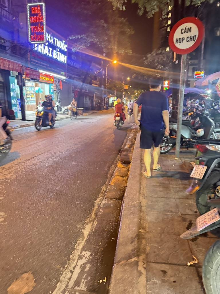 Bán nhà mặt phố Định Công, HN, DT 84m2, 2 tầng, Mt 3.5 m, giá bán 21.2 tỷ
🔥Mô tả:
☀️ Nhà mặt phố, đường xe bus chạy, oto tránh, khu vực sầm uất, gần cây xăng Định Công.
🏡 Thiết kế 2 tầng.
🌟tầng 1 cho thuê kinh doanh 
🌟 TẦNG 2 có 2 ngủ.
📚 Nhà sổ đỏ đ