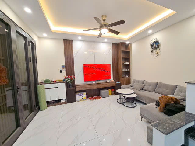 Bán nhanh nhà Định Công Thượng, ngõ thông, gần ô tô  DT: 72m, 5 tầng chào giá 8,6 tỷ
