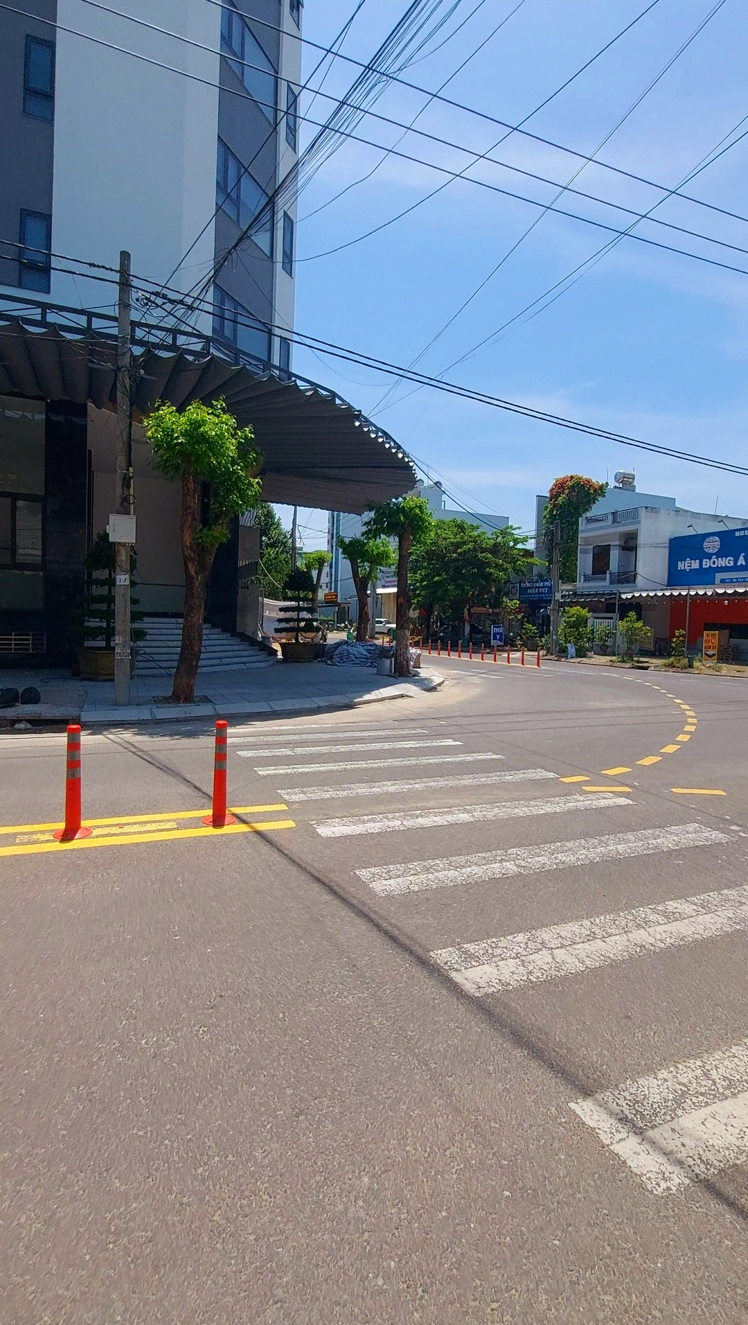 Nhà 2 Tầng trống, đang cho kinh doanh, có giấy phép xây dựng 3 tầng. Gần chợ Hòa Xuân nên tiện ích ích quá nhiều.