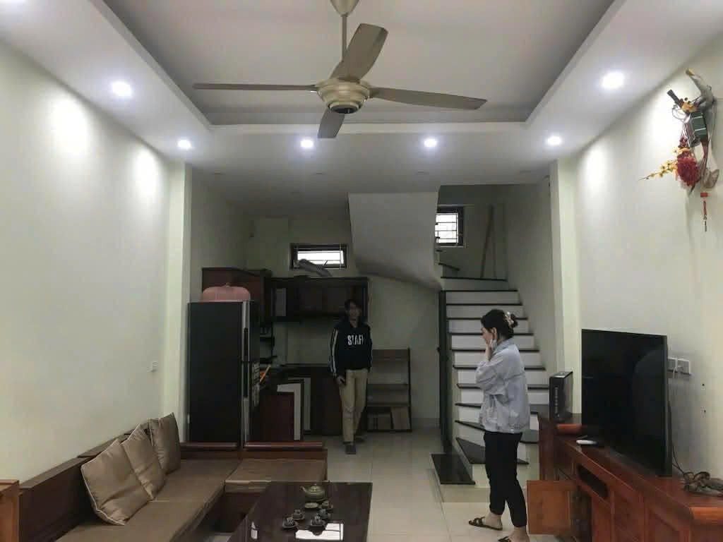 Cho Thuê Nhà Ngõ 32 Đỗ Đức Dục - Nam Từ Liêm 31M² 5 Tầng 3 Ngủ - Nội Thất CB - Giá Thuê 13tr / Bàn Giao 15/4