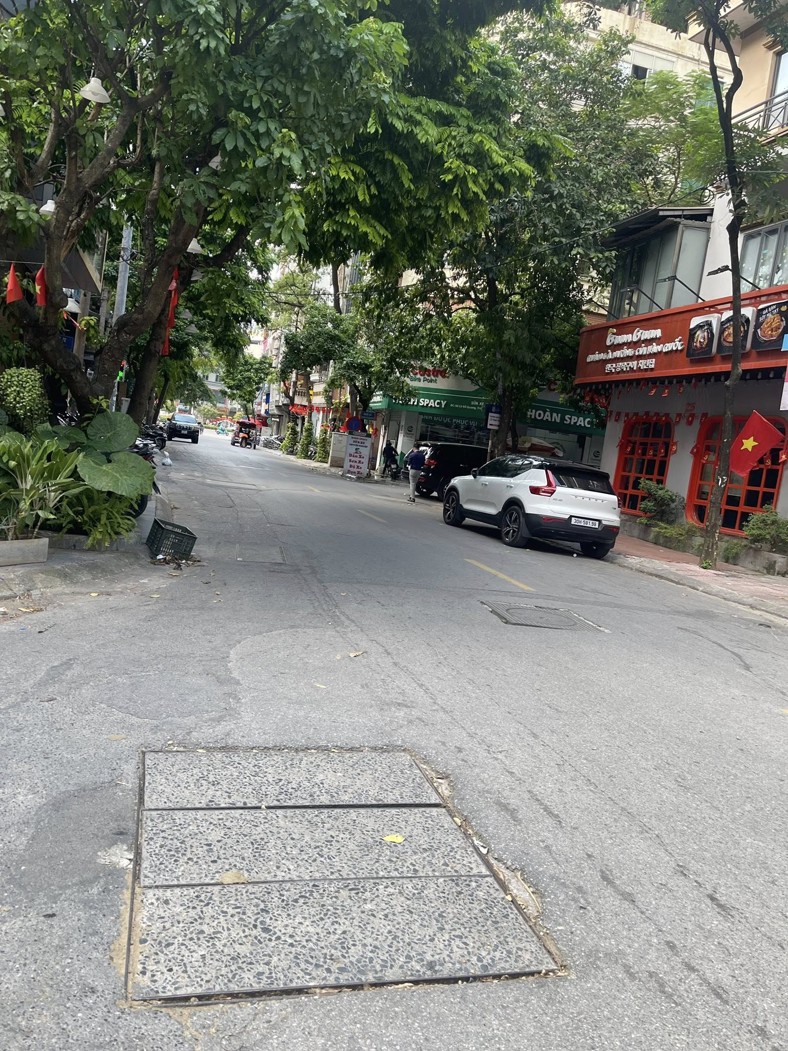 Cho thuê nhà nguyên căn khu phân lô Đỗ Quang, cạnh Hoàng Đạo Thúy, giá thuê 20tr