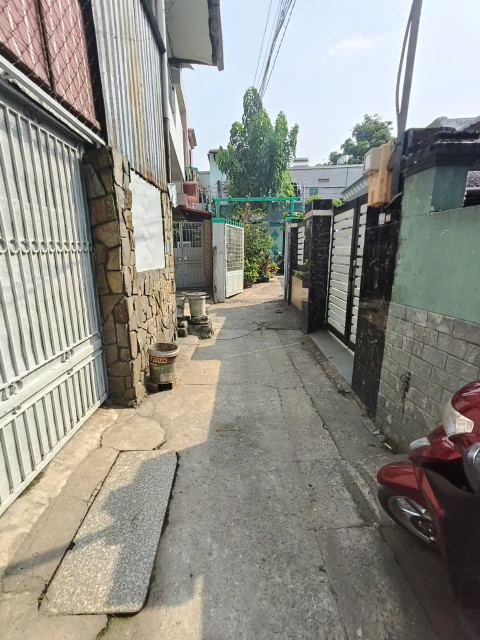 Bán nhà hẻm xe máy, DT đất 61m2, giá 2.5 tỷ