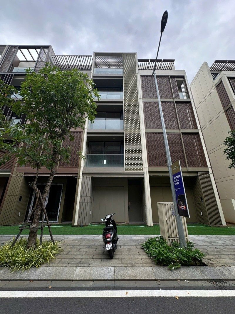 💎 SIÊU PHẨM CĂN GÓC SÂN VƯỜN – VIEW CÔNG VIÊN ĐẸP NHẤT KHU  – The Global City — 133M2 —100 TỶ
- Diện tích ấn tượng: 133m² (7x19m). Chiều ngang 7m cực hiếm, giúp ngôi nhà bề thế và đón trọn ánh sáng tự nhiên.
⚠️ Ưu tiên khách mua cặp căn góc + căn kế bên