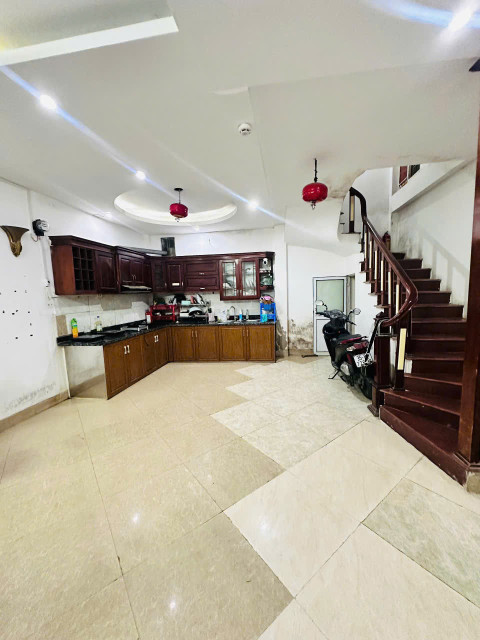 NHÀ CẦU GIẤY 40M2 5 TẦNG MONING ĐỖ CỬA NGAY SÂN ĐỖ Ô TÔ NGÀY ĐÊM CÁCH Ô TÔ TRÁNH 1 NHÀ 0961450400.