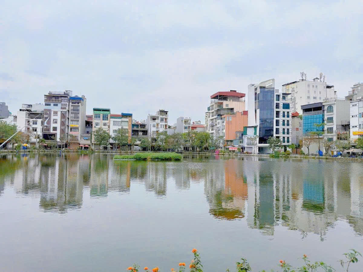 Bán tòa nhà mặt hồ đầm tròn ngõ 135 Đội Cấn 120m 6 tầng mặt tiền 5m