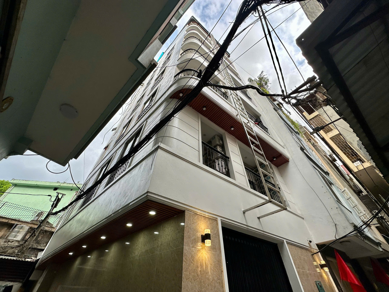 (Tin thật 100%) Bán CHDV lô góc 99m2 x 24CH tại ngõ 279 Đội Cấn - Cách phố 20m - Dòng tiền 2 tỷ/năm