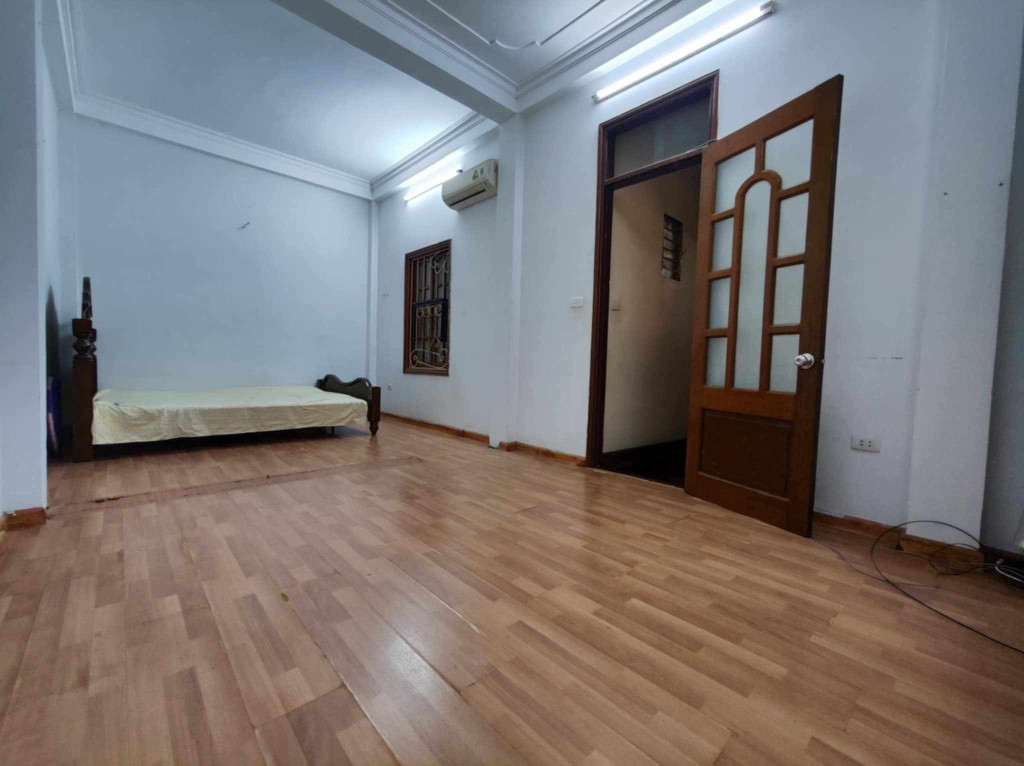 Cho thuê nhà riêng phố Đội Cấn, Ba Đình 35m2, 5 tầng, nhà đẹp ở luôn, ô tô đỗ cửa, gần phố