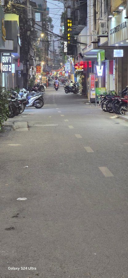 Bán nhà MP Đông Các - Thông phố Hoàng Cầu.  Lô góc 2 thoáng , kinh doanh tấp nập ngày đêm