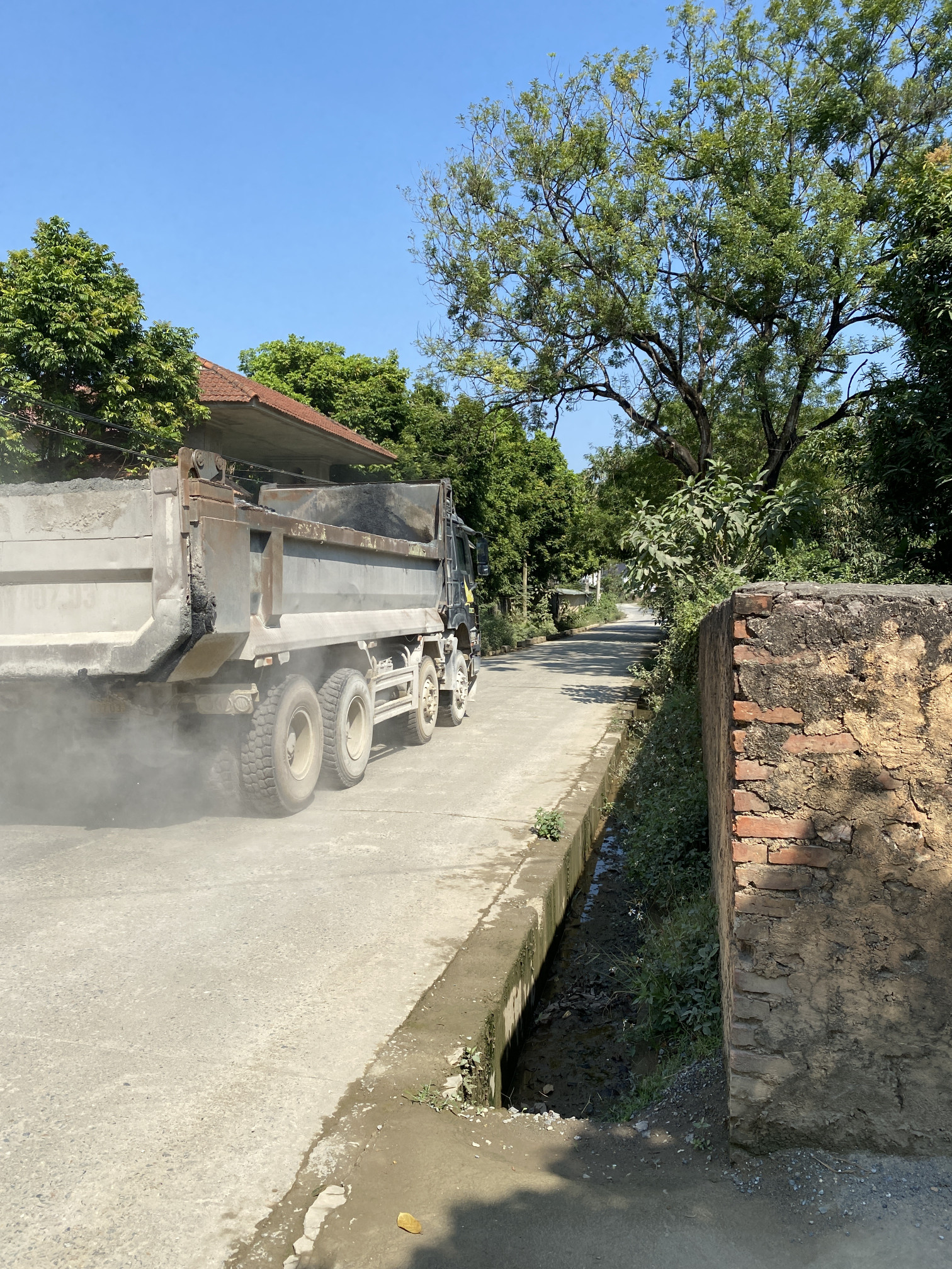 ♻️Tổng diện tích là 5721m có 400m ont và 302m đất ao còn lại là đất vườn  ♻️Địa chỉ:Nhuận trạch - Lương Sơn - Hoà Bình ♻️Lô đất 2 mặt tiền đường bê tông  ♻️Cách hồ đồng chanh 1,2km   ♻️Gần các khu nghỉ dưỡng ♻️Ngay cổng dự án dầu khí  ♻️Cách ngã tư sở kho