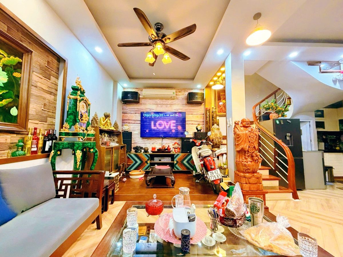 - Đông Tác - Đống Đa. 30m ra phố. Lô góc 2 thoáng vĩnh viễn. Có ô chờ thang máy. DT 50m 5 tầng MT 5,3m. Giá 12,9 tỷ