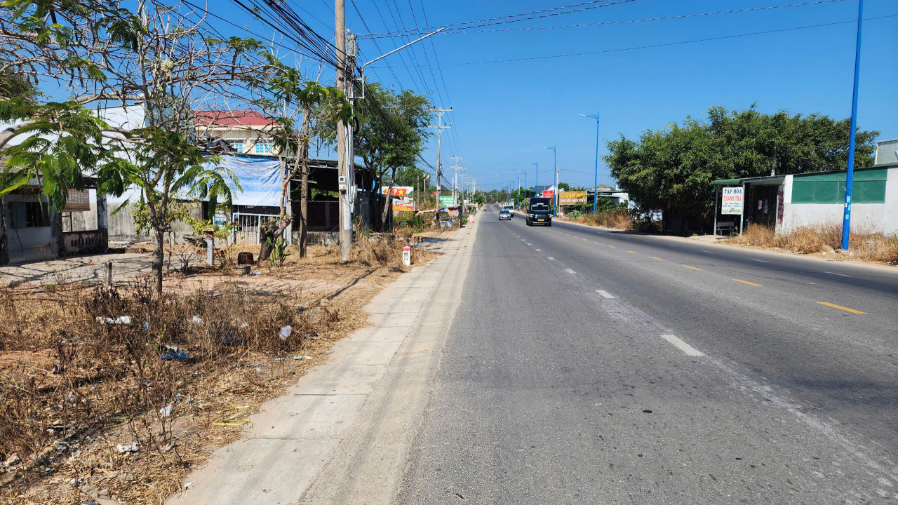 Bán 5m x 26m đất mặt tiền Nguyễn Chí Thanh, thị xã LaGi giá ngộp 1.6 tỷ