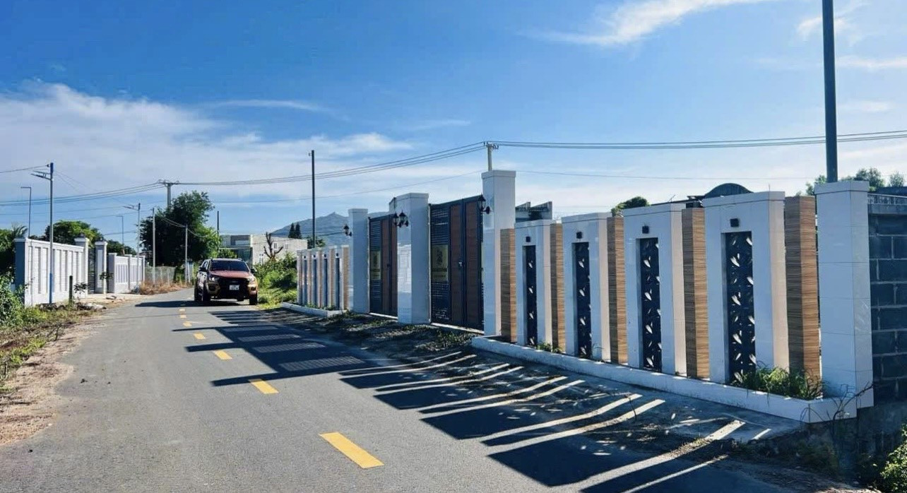 Bán 2 Lô MT (500m2),Thổ cư, Gần Chợ, KCN,CTy Dân cư hiện hữu,Tiện ích đầy đủ như SG, Giá 1 Tỷ Tròn