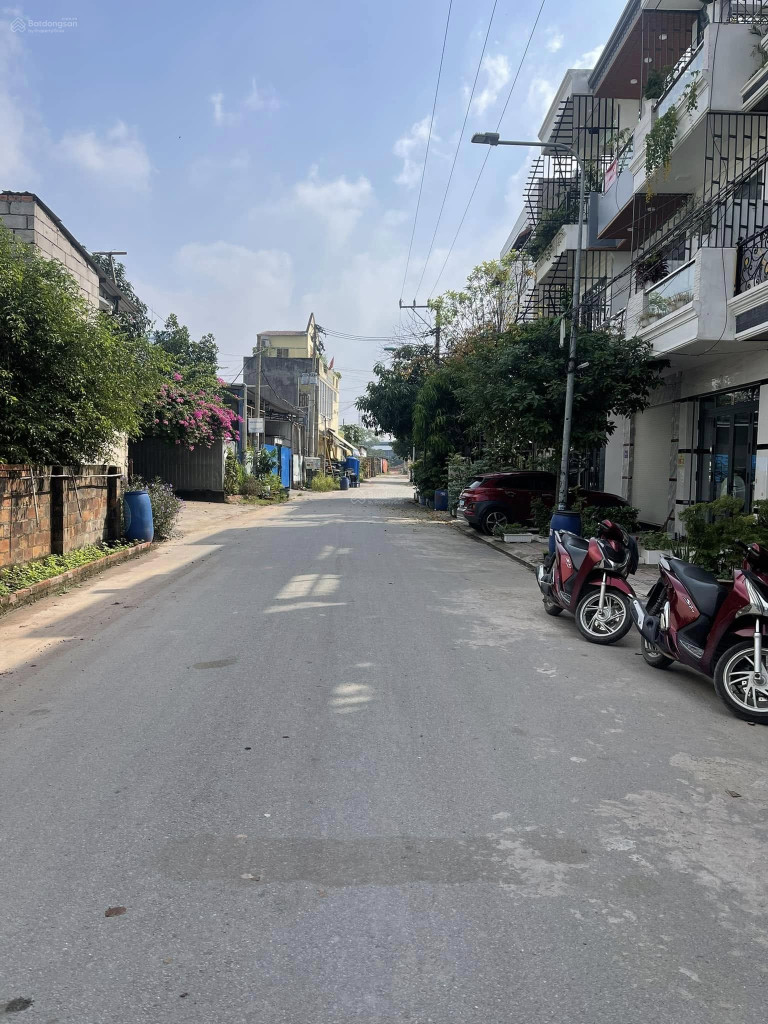 Bán nhà 1 Trệt - 2 Lầu, giá 1.76TỶ KDC gần ngã tư Bình Chuẩn, Thuận An, Bình Dương