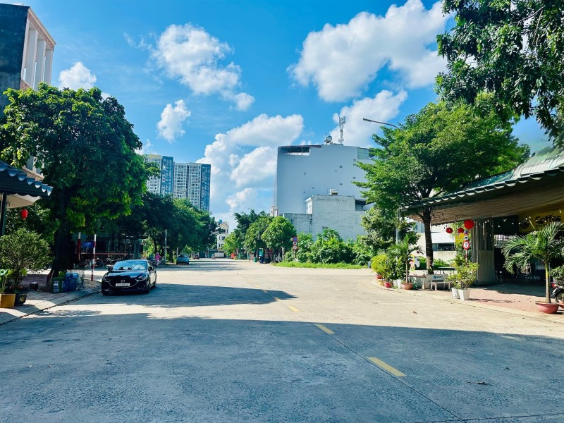 Bán nhà kho 360m2 SIÊU HIẾM,ngang khủng 15m,2 MẶT TIỀN đường 24m,gần Vincom