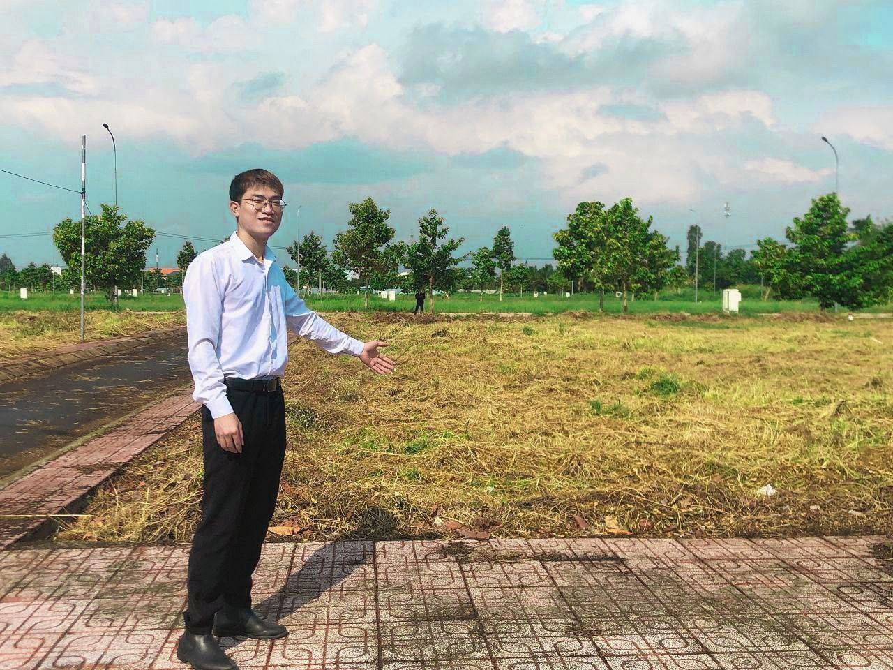 📣Hiện em đang có đất (100m2) cần bán tại Trung tâm Thủ Thừa, nằm ngay cạnh đường DT818 , đất đã có sổ hồng riêng công chứng trong ngày ( đất thổ cư 100%) .