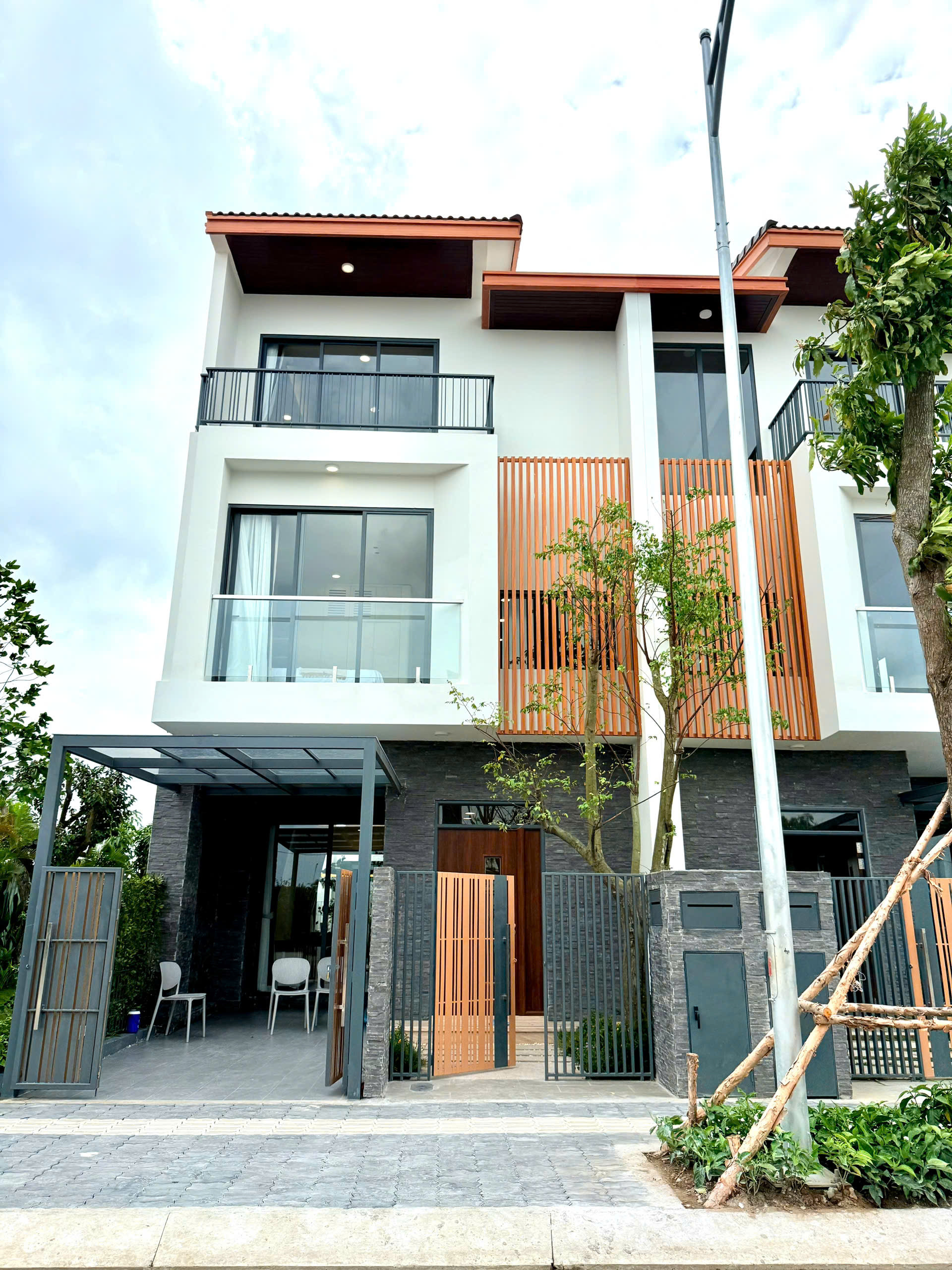 Nhà Phố xây sẵn 1 trệt 2 lầu , Diện tích đất 90m2 , DTXD 153m2 , giá 4 tỷ 5