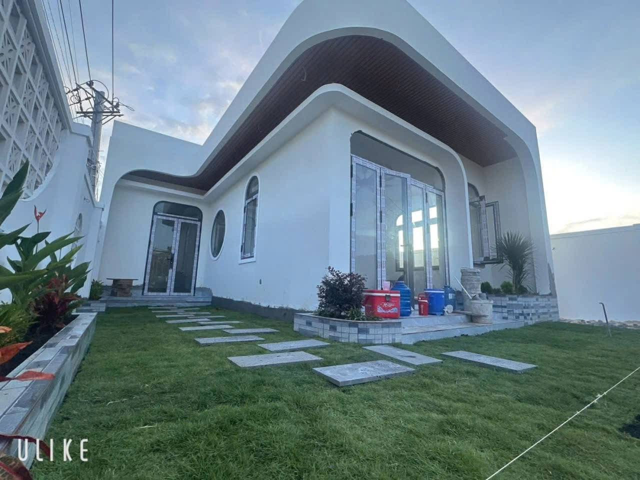 🏡🌿 BÁN NHÀ VƯỜN VILLA ĐẸP – PHƯỚC LÝ, CẦN GIUỘC, LONG AN 🌿🏡
📐 Diện tích: 10 x 25m – khuôn viên rộng, không gian sống xanh mát
💰 Giá chỉ: 2 tỷ 990 triệu