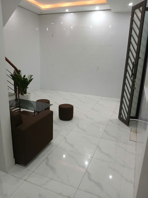 Bán căn nhà 2 tầng đệp ngõ Dư Hàng thông Cột Đèn