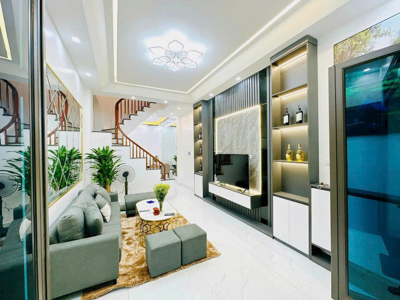 BÁN NHÀ Đức Diễn 5Tầng full nội thất ngõ rộng gần quận ủy Bắc từ Liêm
