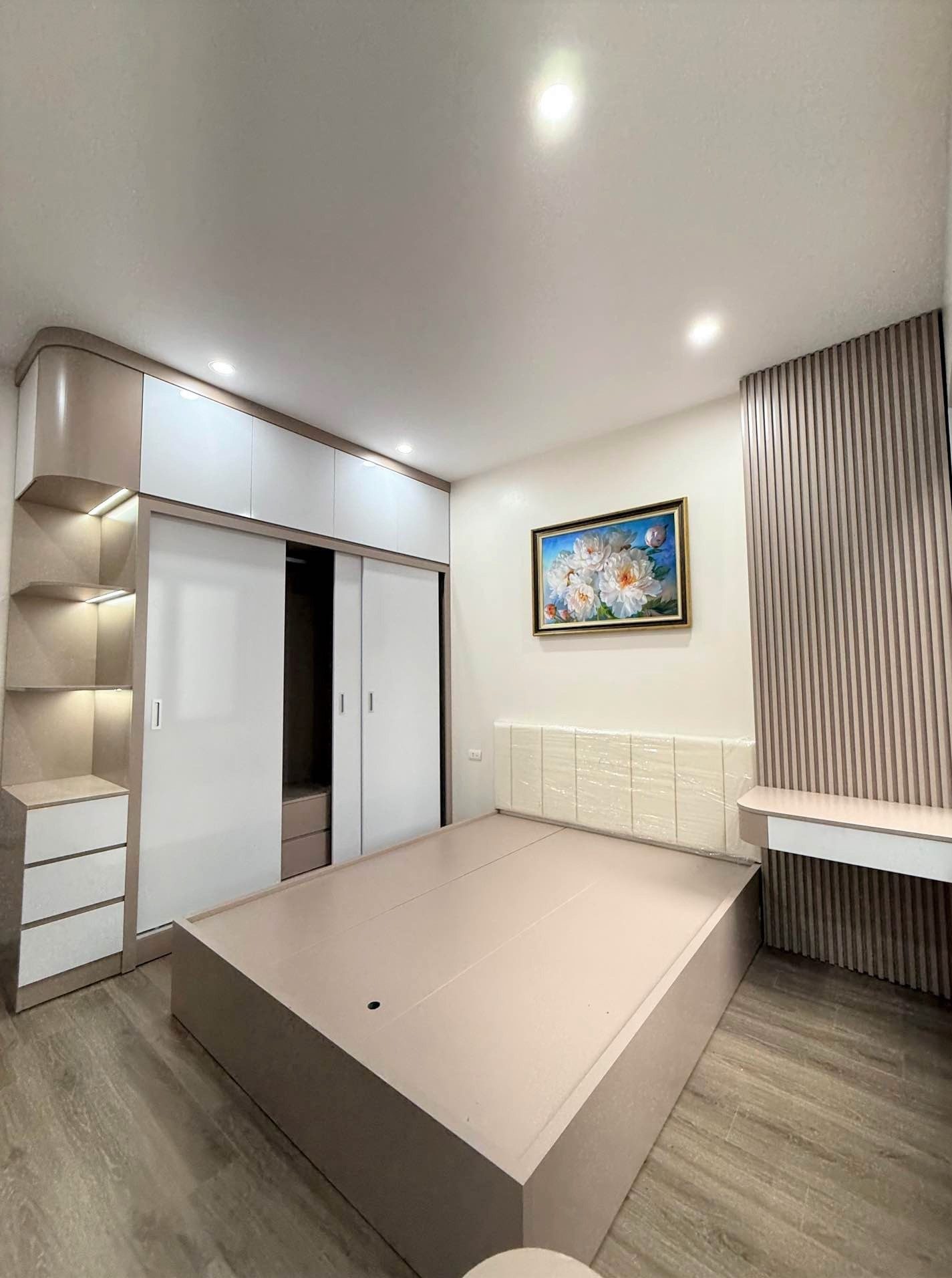 BÁN NHÀ ĐẸP ĐỨC GIANG - LÔ GÓC - 5 TẦNG - FULL NỘI THẤT, Ở SƯỚNG - 10M RA Ô TÔ TRÁNH