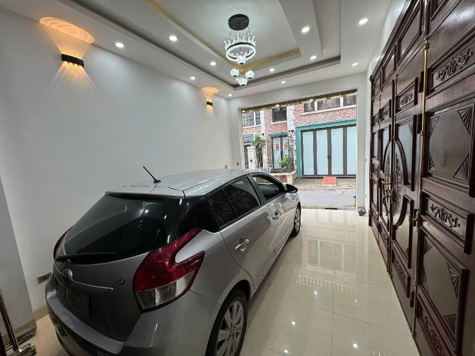 CHỈ 10,2 TỶ - 49M - BÁN NHÀ DÂN XÂY PHỐ LONG BIÊN_LÔ GÓC_HAI MẶT THOÁNG_GARA, Ô TÔ TRÁNH