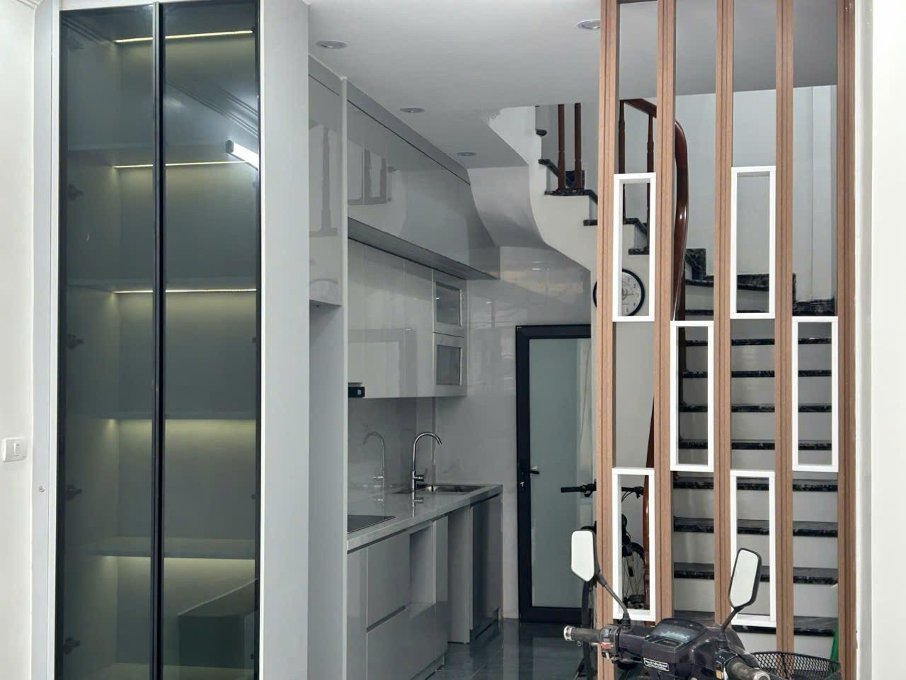 Bán Nhà Đức Giang, Việt Hưng, Mới tinh 5 Tầng - 7.55 tỷ, Ô tô đỗ của, View thoáng sáng