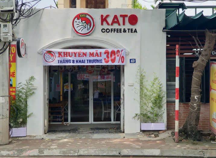 Do chuyển nhà xa quán nên mình đành phải sang nhượng lại quán Café