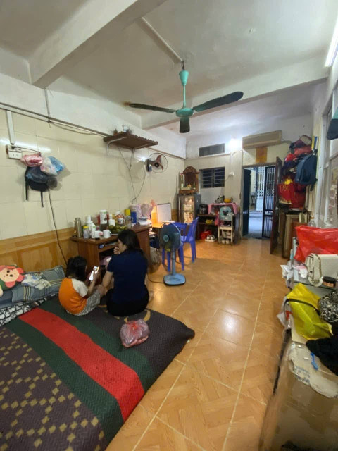 NHÀ TẬP THỂ tầng 1, DIỆN TÍCH 35M, MUA BÁN VI BẰNG
2 NGỦ LƯU ĐỘNG, TẦNG 1 KINH DOANH, OTO VÀO NHÀ - CHƯA ĐẾN 2 TỶ