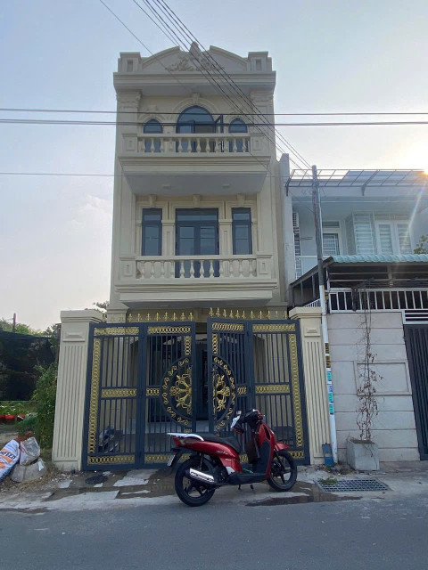 Nhà 1 trệt 2 lầu Phú Mỹ (phường Bình Dương-TP.HCM) Mt kinh doanh Dx043 đối diện KDC HT3 vị trí đẹp giá êm