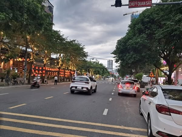 Khách sạn 7 tầng khu phố tây Hồ Nghinh - Giá chỉ 28,5 tỷ .