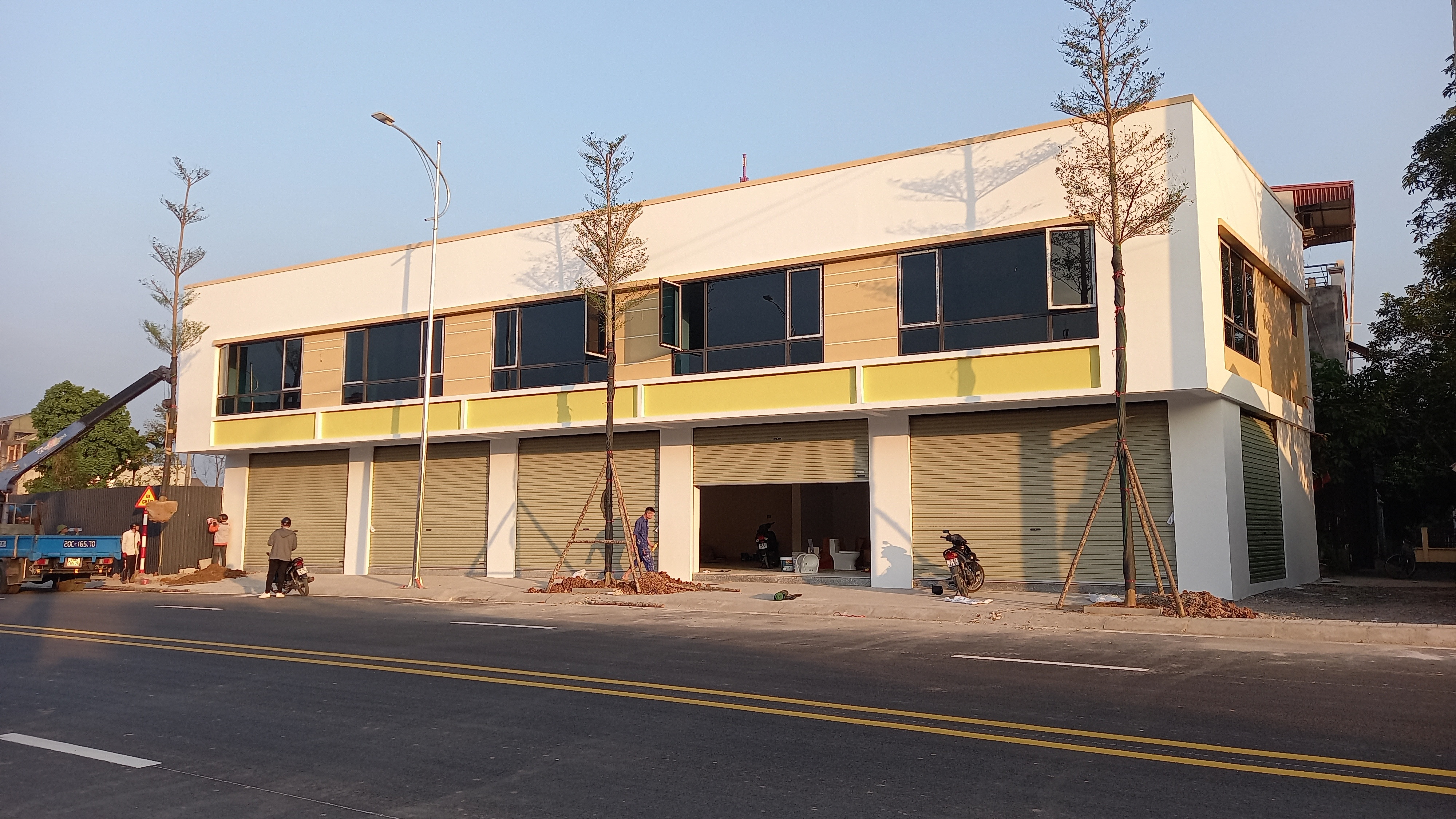 Dãy shophouse 5 gian mặt trục chính đường Động Lực ,