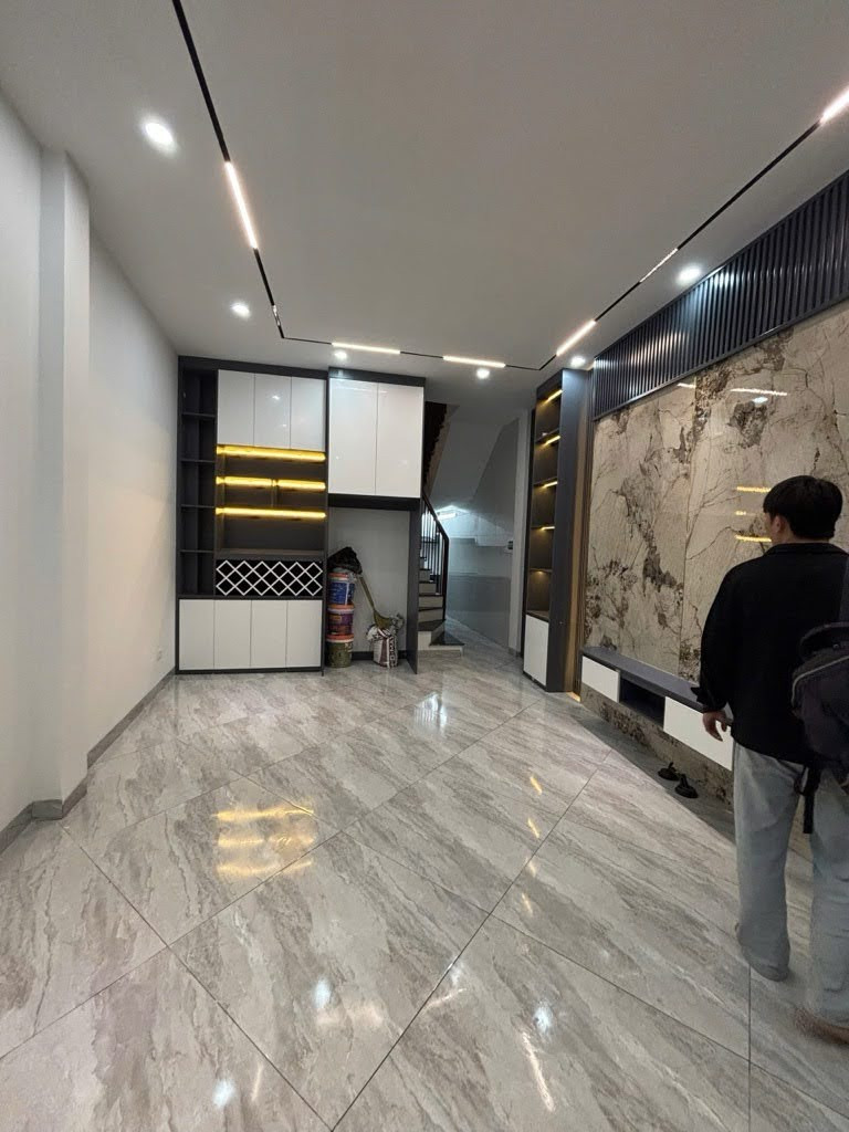 BÁN NHÀ 5 TẦNG GIÁP BÁT - HOÀNG MAI - 6.8 TỶ - SỔ ĐỎ CHÍNH CHỦ
GIA PHÓNG - 35M2 - 3PN - 4WC - VỊ TRÍ VÀNG
LIÊN HỆ: 0773169955