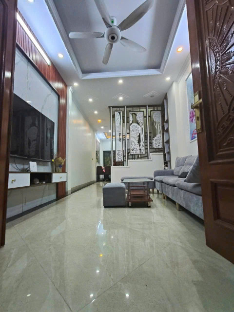 Cho thuê nhà mới cứng Phố Giải Phóng 5 tầng x 50m2, 6 ngủ, 20 Triệu làm VP, ở gđ
