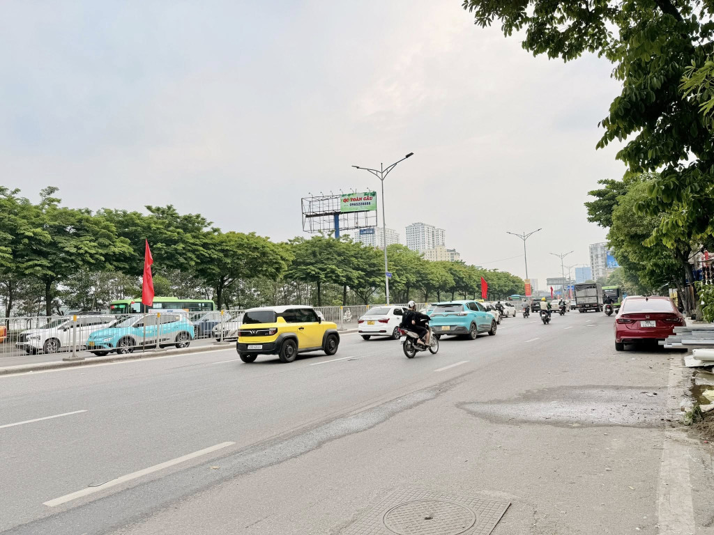 BÁN NHÀ MẶT NGÕ THÔNG. KD. 6 TẦNG. GARA Ô TÔ. THANG MÁY. ĐƯỜNG GIẢI PHÓNG