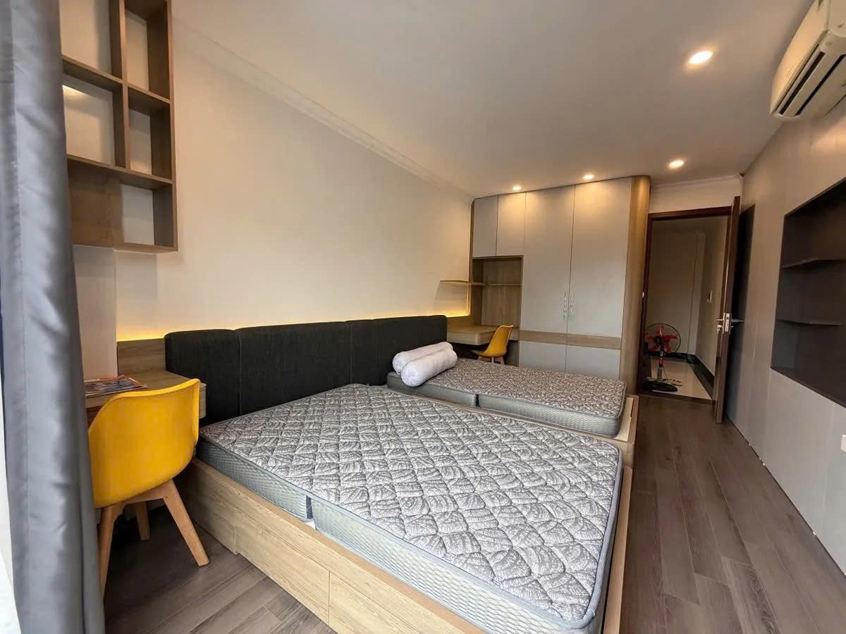 BÁN NHÀ MỚI Ở LUÔN Giang Biên -Long Biên 35m2 X6 tầng mặt tiền 3.5m,6 tỷ.