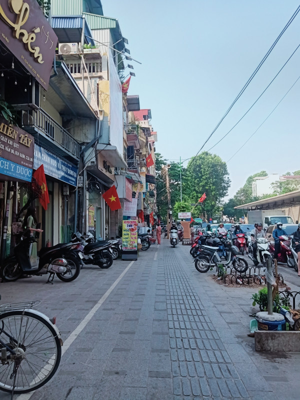 Cho thuê nhà mặt phố Giảng Võ, Ba Đình, kinh doanh tấp nập ngày đêm, vỉa hè đá bóng
