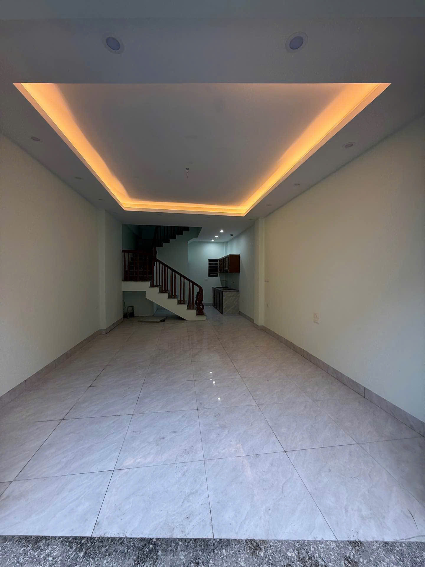 Bán nhà đẹp vị trí thuận tiện ô tô đỗ cổng