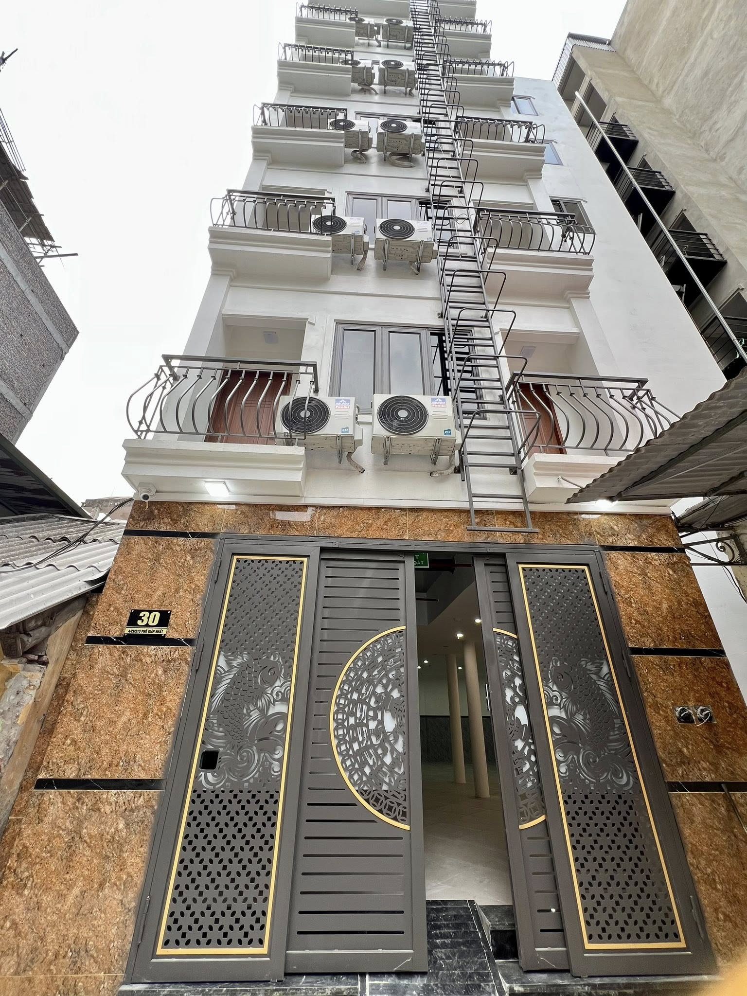 BÁN TÒA NHÀ CHDV ĐƯỜNG GIÁP NHẤT. 90M2 - 8 TẦNG. THANG MÁY. 22 PHÒNG KHÉP KÍN.