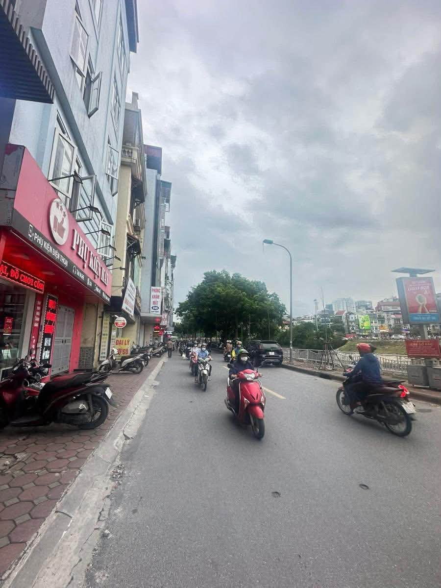 BÁN TÒA NHÀ MẶT ĐƯỜNG GIÁP NHẤT. 9 TẦNG. THANG MÁY. 2 MẶT ĐƯỜNG.