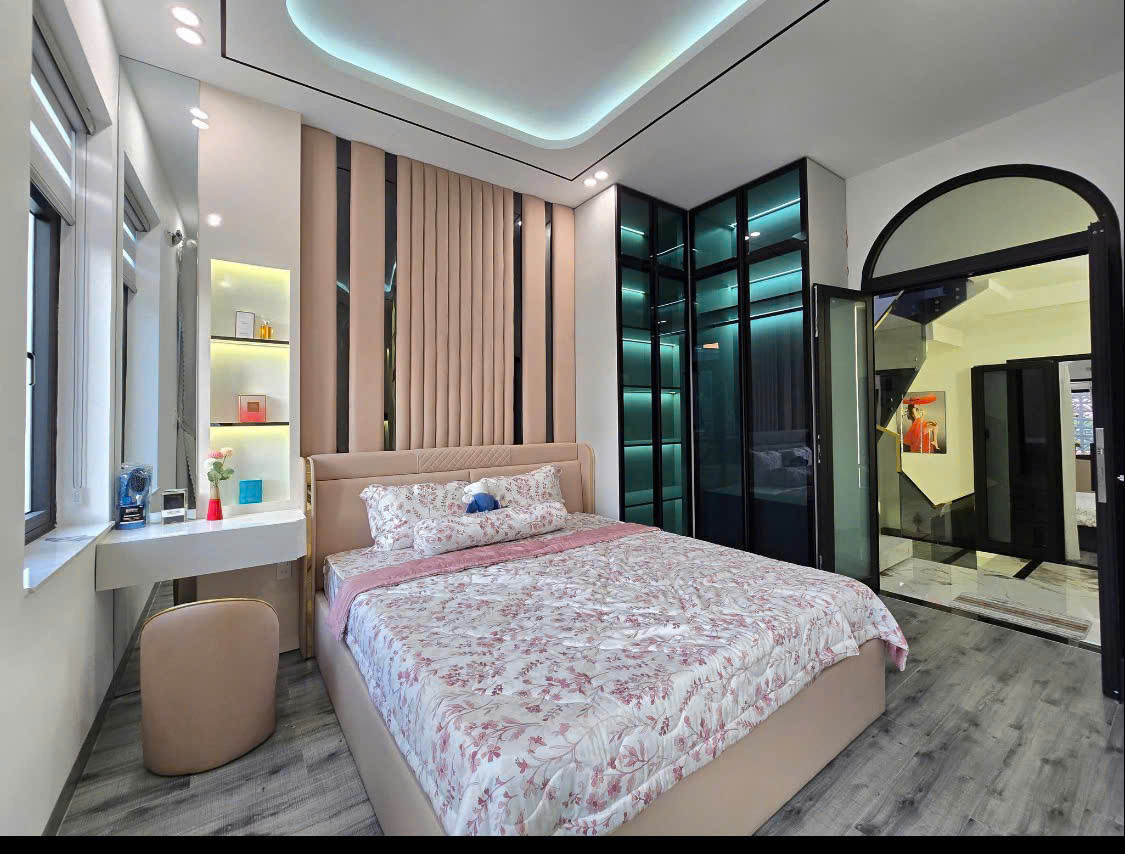 - Sơn Trà, Khách sạn mặt tiền Hà Bổng, 15,5 tầng có bể bơi vô cực, thu nhập gần 300tr/th, sát bãi tắm phạm văn đồng.