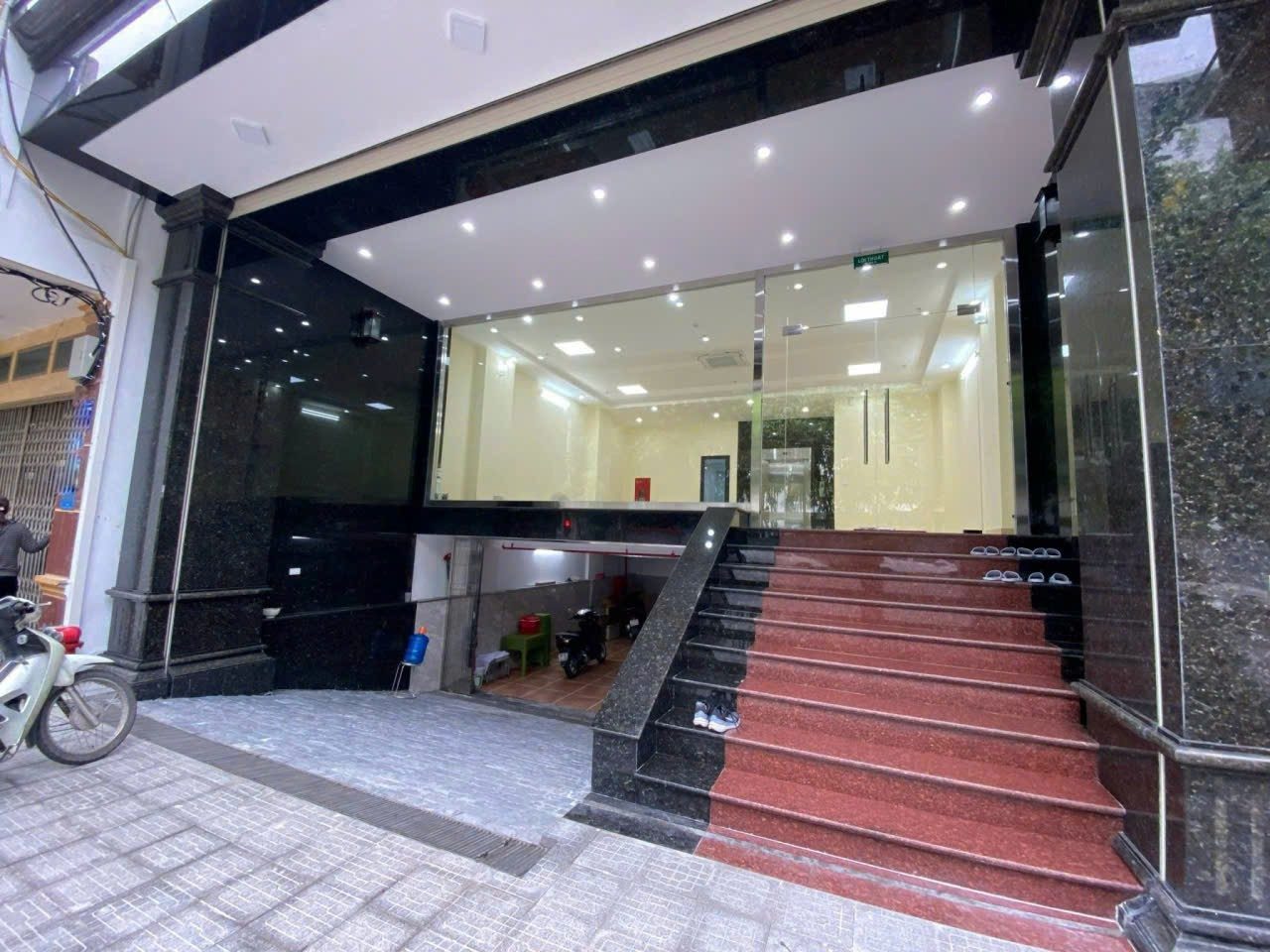 Cho Thuê Tòa Nhà VP Mặt Phố Hà Cầu - Hà Đông 120M² 8 Tầng Thang Máy - Nội Thất Hiện Đại - Giá Thuê 120tr