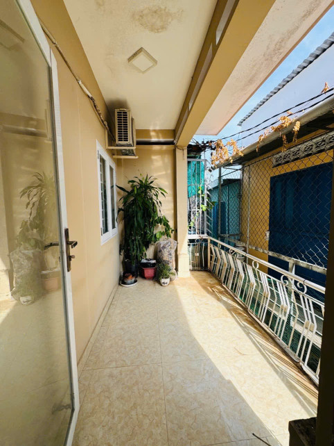 Nhà Hẻm Phố Hà Thanh, Phương Sài, TTTP Nha Trang..  👉 Nhà 2 Tầng, 2p/ngủ, wc, phòng khách, bếp, ban công rộng mát mẻ.