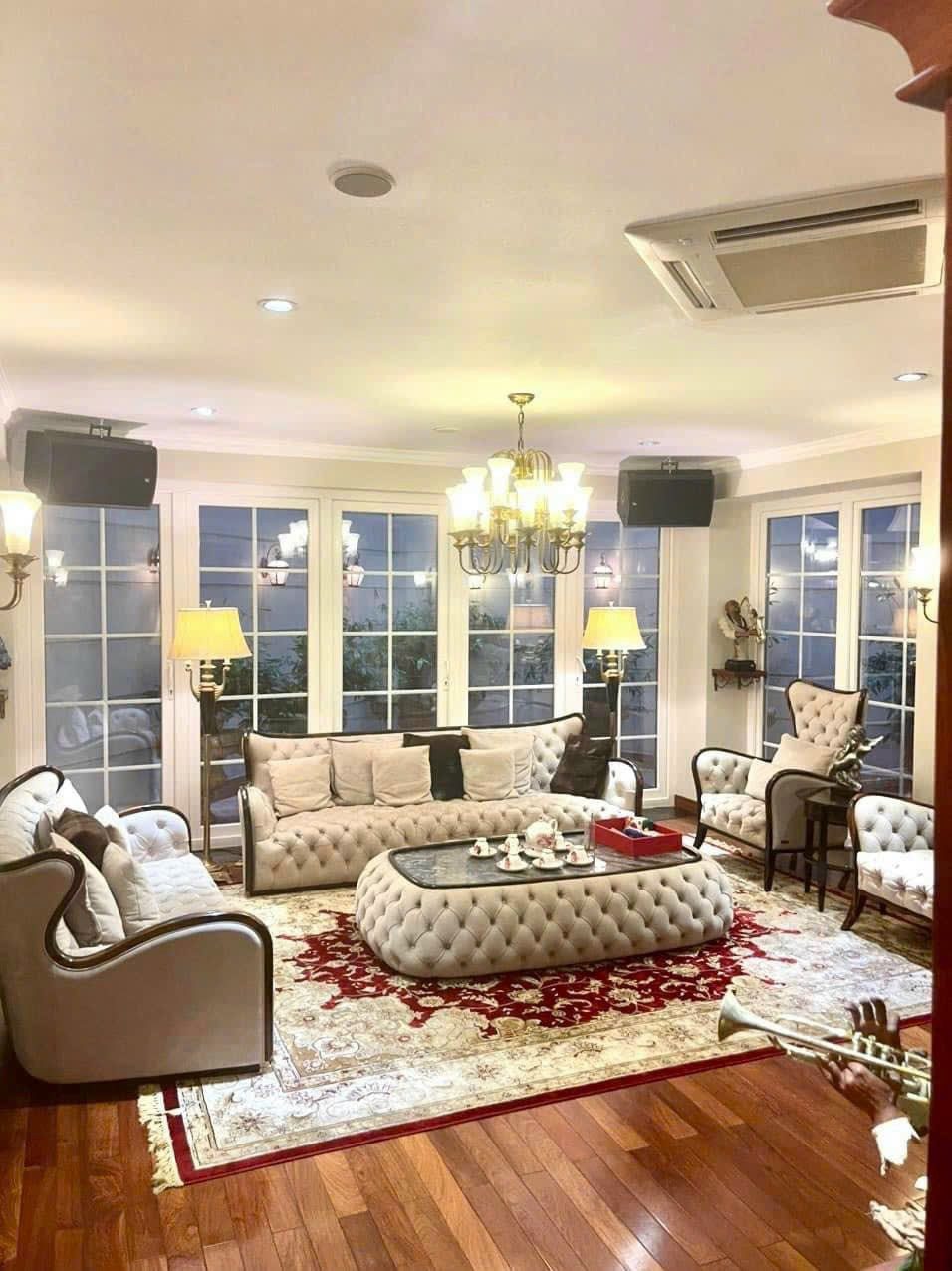 phải gọi là cung điện của đẹp mê hồn 💐Võ Thị Sáu  diện tích 242 m. 8 tầng mặt tiền 5.5 m 
Hai Bà Trưng ,
💥🌹SIÊU PHẨM VIEW HỒ QUẬN HAI BÀ TRƯNG - 8 TẦNG - THANG MÁY - Ô TÔ TRÁNH - GALA 6 Ô Tô 🌹
☎️
+ Vị trí thuộc ngõ Võ Thị Sáu, Biệt thự view hồ. Đường 