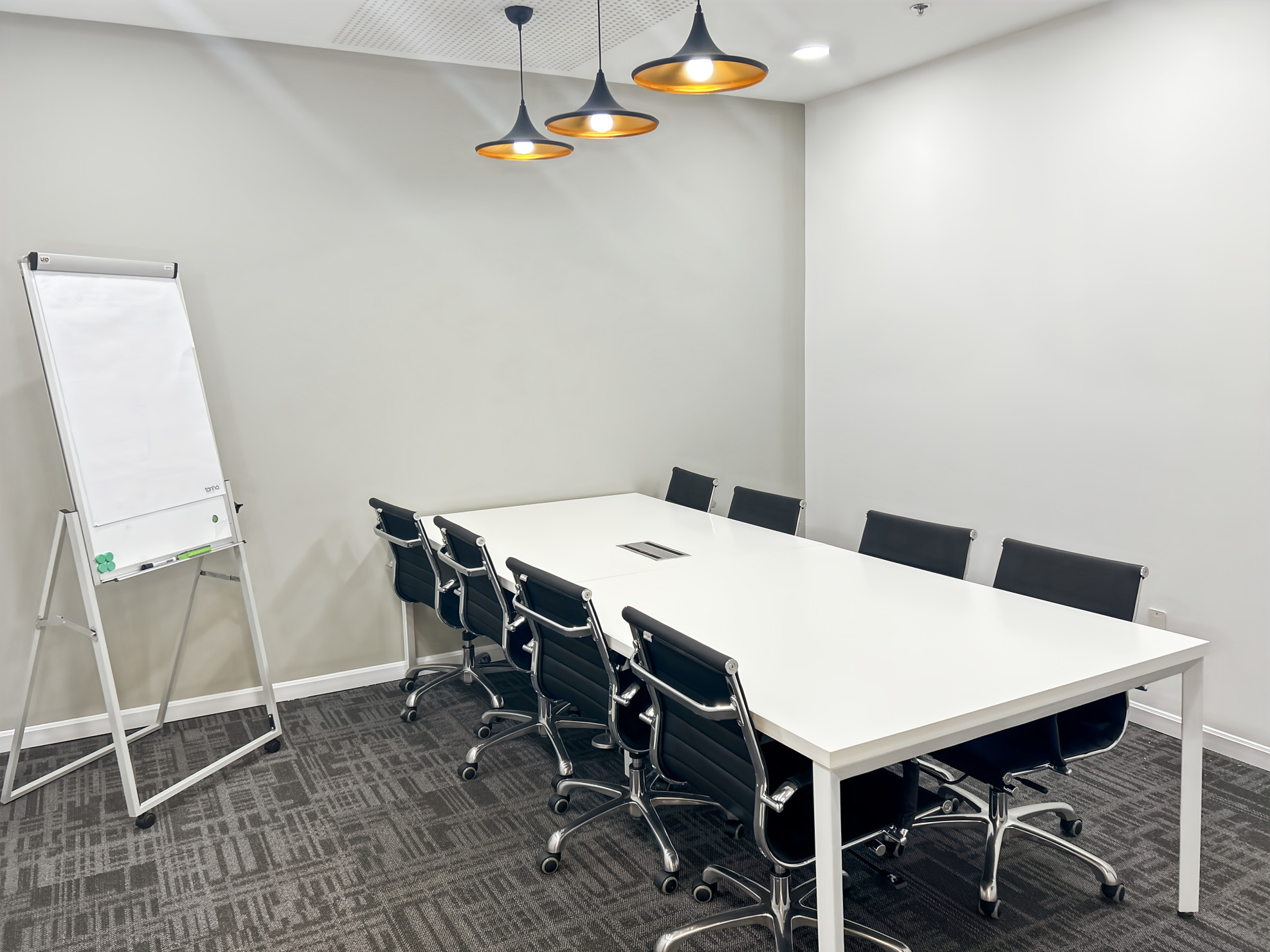 Trọn gói quyền sử dụng không gian văn phòng chuyên nghiệp cho 4 người tại Regus L’Mak