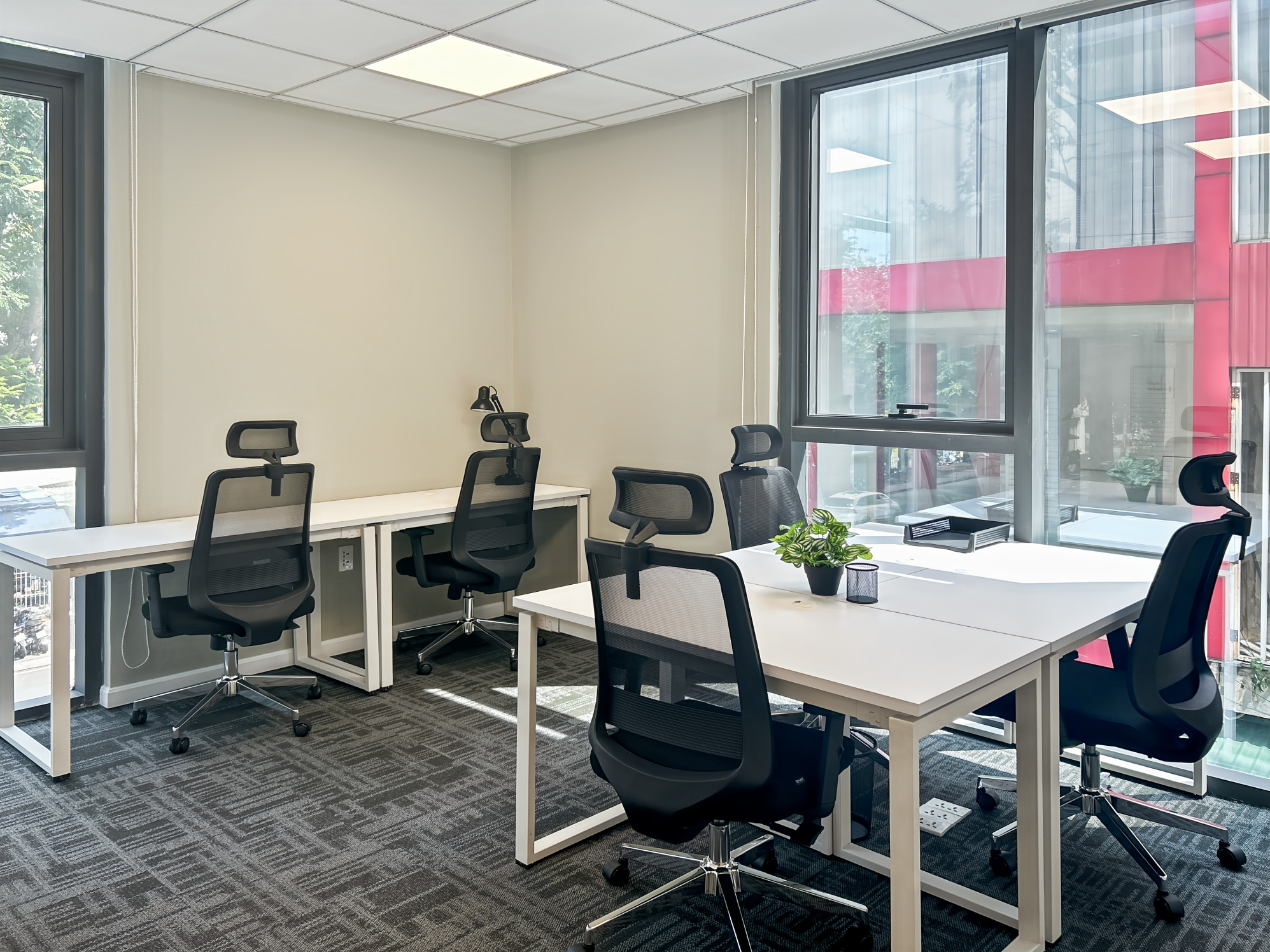 Không gian văn phòng được thiết kế chỉn chu đến từng chi tiết tại Regus L’Mak dành cho 5 người.