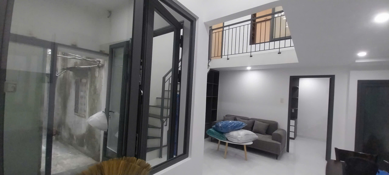 ♣ 2.45 tỷ Nhà cách MT Hải Phòng 50m, Phía đối diện Ga Tàu, 44m2, ngang 5.5m, lửng đúc, sạch sẽ
